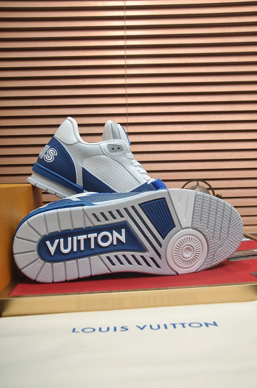 Men's shoes 💰660💶Original development, quality shipping, welcome to compare - LV sneaker series LV Trainer Maxi sneakers introduce the loose silhouette of the ready-to-wear series into the LV Trainer sneaker design written by Virgil Abloh, making an eye-catching appearance in the spring and summer men's wear shows. The cow leather upper is combined with rough fabric laces, and colorful beading highlights the brand's classic elements. LV letters mark the tongue and Monogram floral outsole. Mixed materials Made of first-layer cowhide, wrapped in imported custom-printed denim, thick shoelace design, large Monogram print on the side, "lv 54" badges on the tongue and heel, rubber outsole decorated with Monogram flowers, mesh lining and cotton feet, the comfort is as extreme as ever, premium heritage, quality first, worth owning! Size: Women's 35-39 (customized at 40, non-refundable) Men's 39-45 (customized at 38.46, non-refundable) ♡Full set of packaging with original gift box